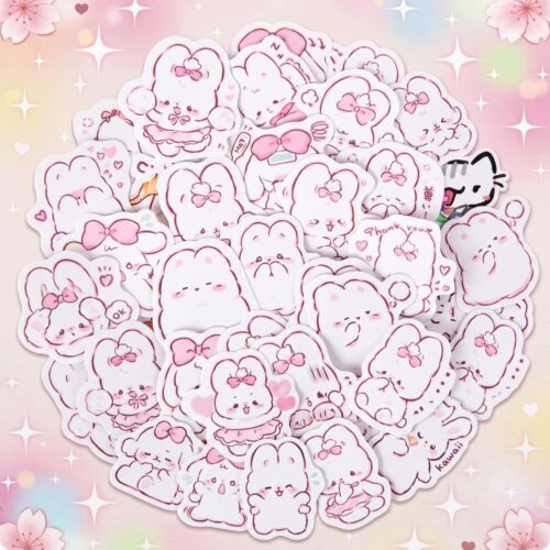 Un lot de 45 stickers kawaii lapin mignon avec de petits lapins roses et blancs, ronds et souriants, posés en pile sur un fond pastel décoré d’étoiles et de cœurs.