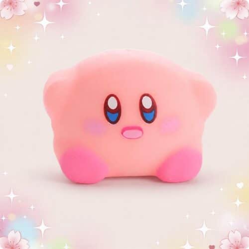 Un anti-stress squishy Kirby rose, tout rond et doux, avec de grands yeux bleus et un fond pastel rempli d’étoiles et de petits cœurs.