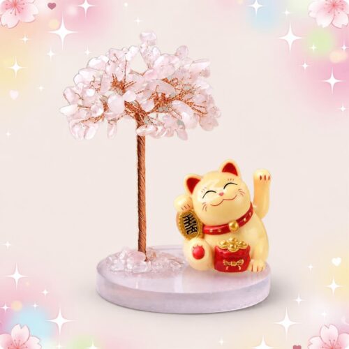 Une décoration japonaise porte bonheur avec un chat porte-bonheur souriant, un arbre en pierres roses et un socle rond, sur fond pastel décoré de fleurs et d’étoiles.