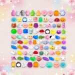 Un lot de 100 jouets mochi squishy anti-stress colorés en forme d’animaux et d’étoiles, alignés sur un fond pastel rose.