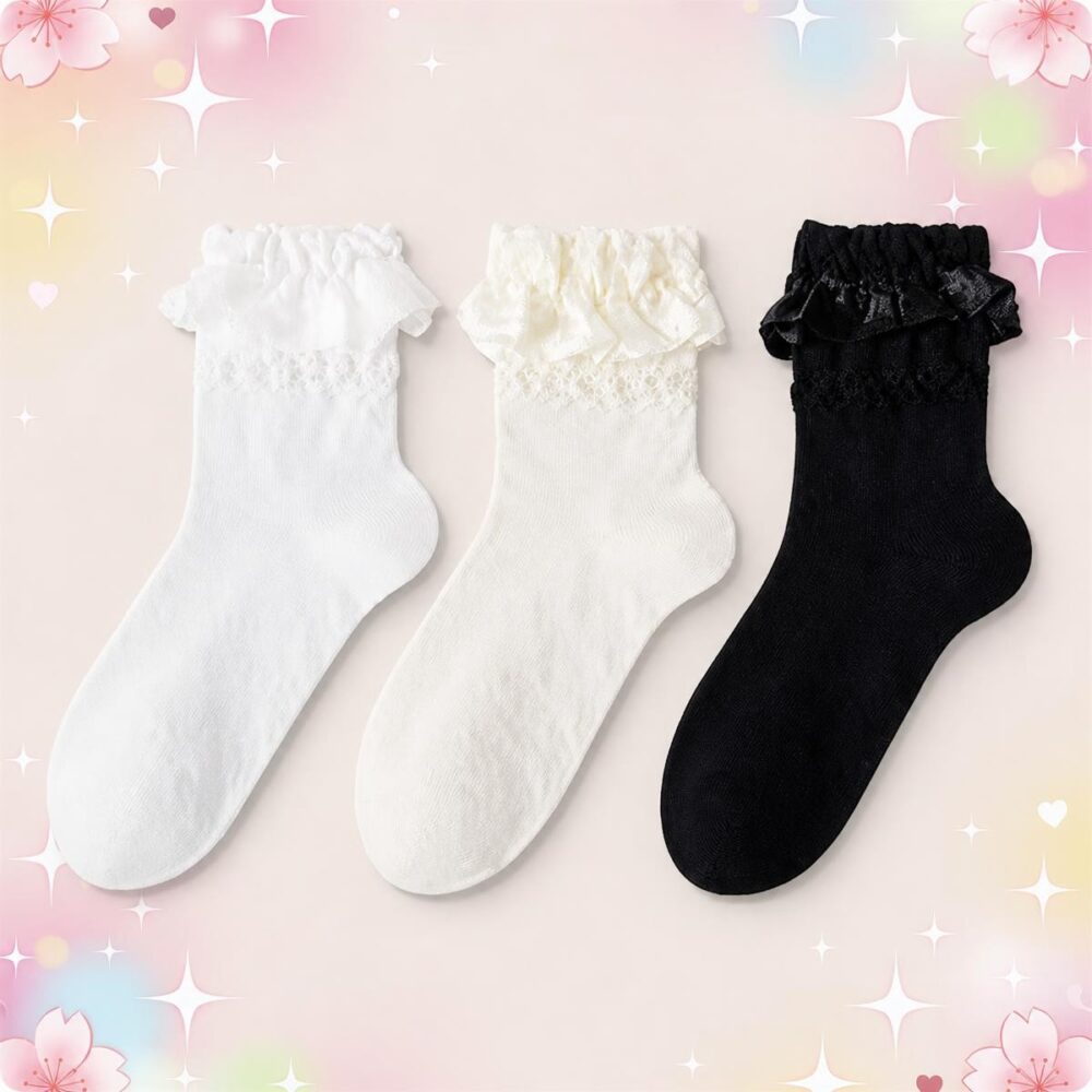 Un lot de 3 paires de chaussettes kawaii à dentelle, en blanc, crème et noir, côte à côte, sur un fond doux et pastel décoré d’étoiles et de fleurs.