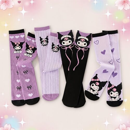 Un lot de 4 paires de chaussettes kawaii Kuromi violet, noir et blanc, avec des petits cœurs et des dessins de personnage, posées sur un fond rose doux.