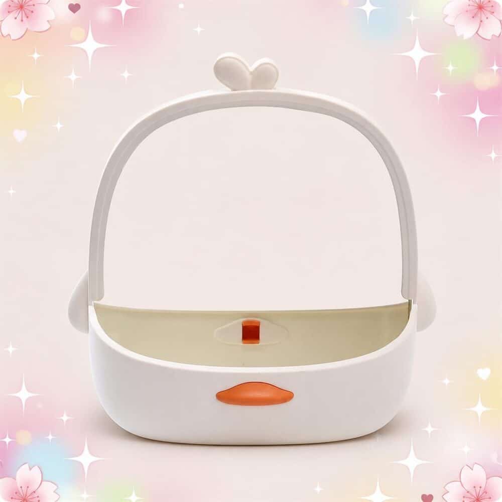 Un miroir Kawaii blanc à oreilles avec rangement en plastique, posé seul sur un fond pastel décoré de petits cœurs et d’étoiles.
