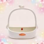 Un miroir Kawaii blanc à oreilles avec rangement en plastique, posé seul sur un fond pastel décoré de petits cœurs et d’étoiles.