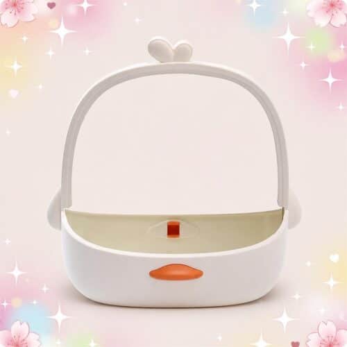 Un miroir Kawaii blanc à oreilles avec rangement en plastique, posé seul sur un fond pastel décoré de petits cœurs et d’étoiles.