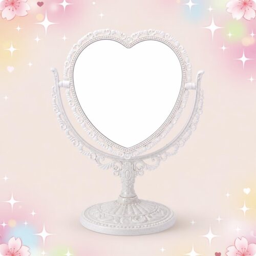 Un Miroir Kawaii en cœur style dentelle et base métal blanc, avec un cadre en forme de cœur sur un support décoratif, sur fond rose pastel avec petites étoiles.