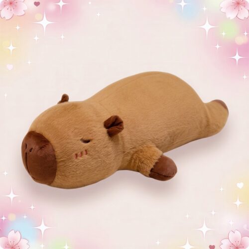 Une peluche capybara géante marron clair, toute douce et allongée, posée sur un fond pastel avec des étoiles et des cœurs.