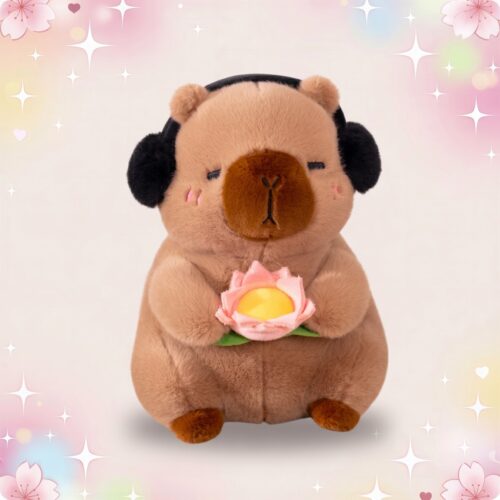 Une peluche capybara kawaii écoutant de la musique avec un casque noir, tenant une fleur rose, sur fond pastel décoré d’étoiles et de petits cœurs.