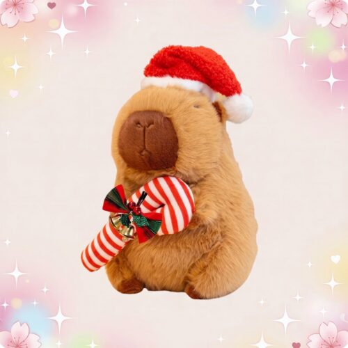 Une peluche capybara de Noël beige portant un bonnet rouge et blanc, avec une canne de sucre rayée et des petites décorations festives, sur un fond pastel décoré d’étoiles et de cœurs.