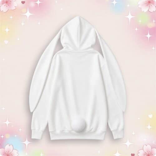 Un pull kawaii à fermeture éclair et grandes oreilles de lapin blanc, avec une capuche et une petite queue ronde, présenté sur un fond pastel décoré de cœurs et d’étoiles.