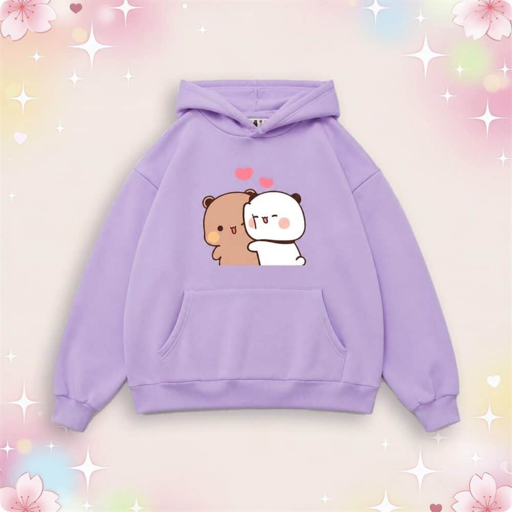 Un sweat à capuche kawaii Bubu et Dudu violet, avec un dessin de deux petits oursons qui se câlinent et un grand kangourou devant, sur fond pastel avec des cœurs.