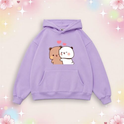 Un sweat à capuche kawaii Bubu et Dudu violet, avec un dessin de deux petits oursons qui se câlinent et un grand kangourou devant, sur fond pastel avec des cœurs.