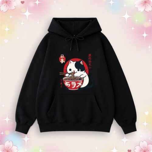 Un sweat à capuche kawaii avec un chat qui mange des ramen noir, avec un dessin mignon au centre, posé sur un fond pastel décoré d’étoiles et de fleurs.