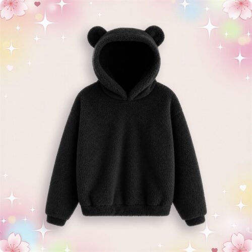 Un sweat à capuche kawaii à petites oreilles rondes noir, tout doux, avec une grande capuche et deux petites oreilles, sur un fond pastel décoré d’étoiles et de fleurs.