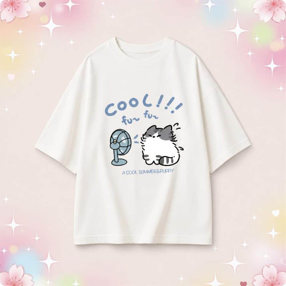 Un t-shirt kawaii décontracté avec imprimé chat blanc, avec un dessin de petit chat et un ventilateur, sur un fond pastel rose et bleu.