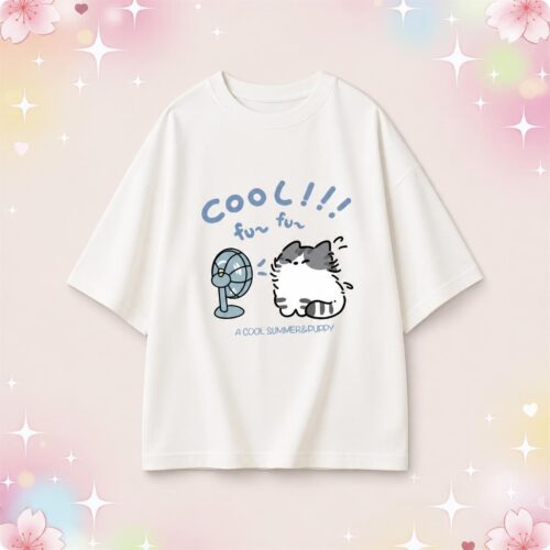 Un t-shirt kawaii décontracté avec imprimé chat blanc, avec un dessin de petit chat et un ventilateur, sur un fond pastel rose et bleu.