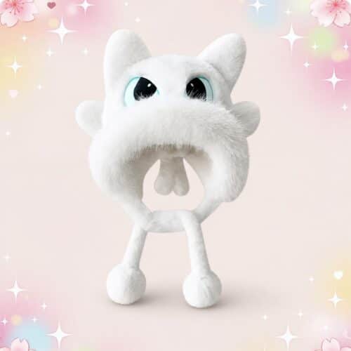 Un bonnet Kawaii dragon Furie Éclair blanc aux yeux bleus tout doux, blanc et duveteux, avec de grandes oreilles et des liens qui pendent, sur un fond rose pastel avec des étoiles.