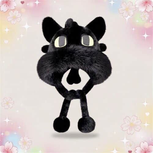 Un bonnet Kawaii dragon Krokmou noir aux grands yeux verts, tout doux, avec de grandes oreilles, un museau rond et deux petites attaches qui pendent, sur fond pastel fleuri.