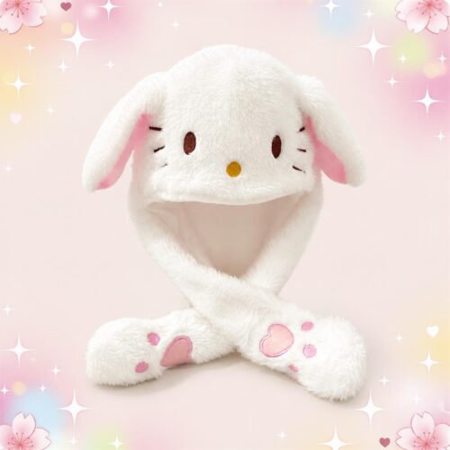 Un bonnet Kawaii Hello Kitty blanc en peluche à moustaches avec longues oreilles tombantes, posé sur un fond rose tendre rempli d’étoiles et de fleurs.
