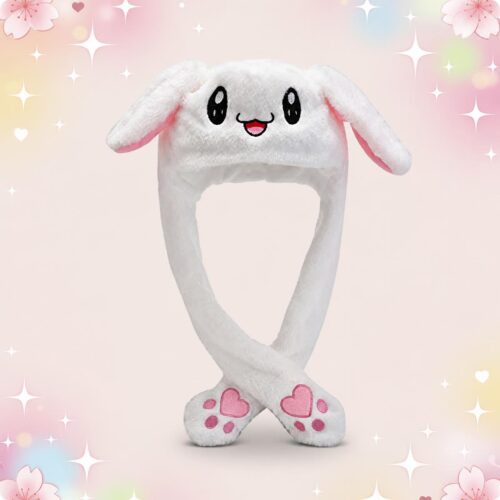 Un bonnet Kawaii lapin blanc aux oreilles qui bougent tout doux, avec un visage de lapin mignon et de longues oreilles pendantes, sur un fond rose décoré d’étoiles et de cœurs.