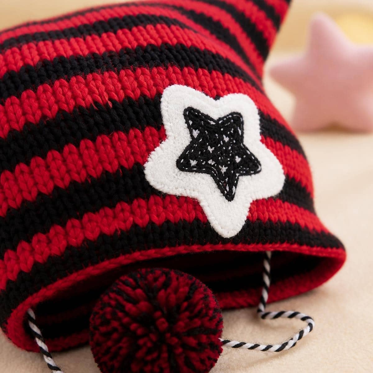 Bonnet kawaii oreilles de chat rayé à pompons – Image 3