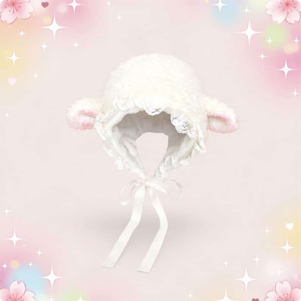 Un bonnet Kawaii peluche à oreilles agneau et dentelle blanc, tout doux, avec petites oreilles rose pâle et liens à nouer, posé sur un fond rose pastel décoré d’étoiles et de fleurs.