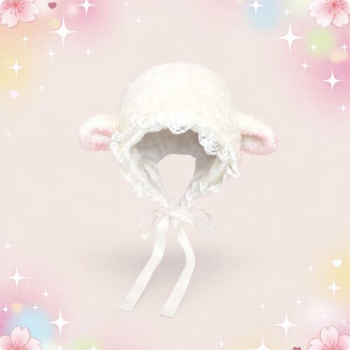 Un bonnet Kawaii peluche à oreilles agneau et dentelle blanc, tout doux, avec petites oreilles rose pâle et liens à nouer, posé sur un fond rose pastel décoré d’étoiles et de fleurs.