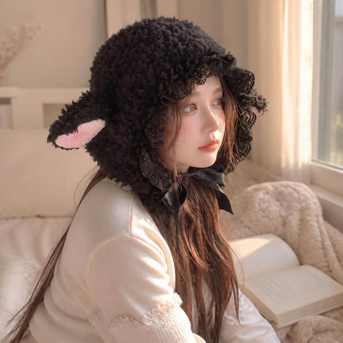 Bonnet Kawaii peluche à oreilles agneau et dentelle – Image 3