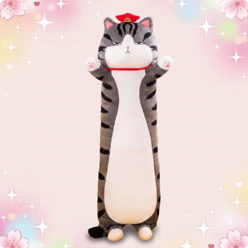 Un oreiller peluche chat kawaii gris et blanc, avec de longues jambes, des petites pattes et un visage de chat fâché, posé sur un fond rose brillant.