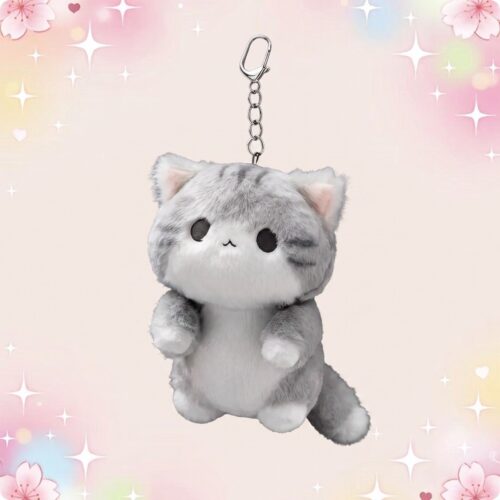 Un porte-clef peluche chat kawaii gris et blanc, en forme de petit chat tout doux avec une chaîne métallique, sur fond pastel décoré d’étoiles et de fleurs.