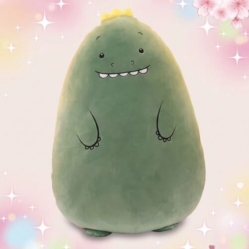 Une grande peluche dinosaure géante verte, toute ronde et douce, avec un petit visage souriant et des bras dessinés, sur un fond rose pastel avec des étoiles brillantes.