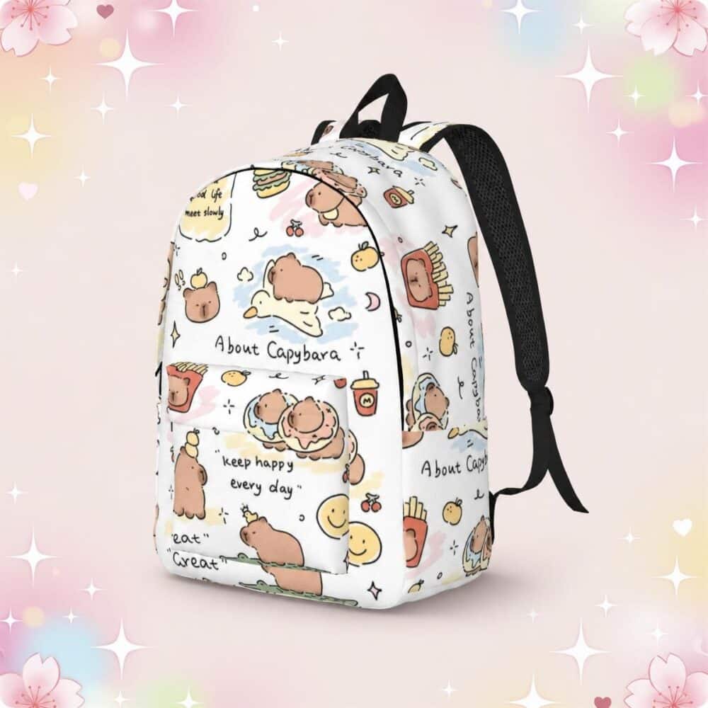 Un Sac à Dos Kawaii avec capybaras citations et nourriture blanc, avec petits capybaras, dessins de frites, boissons et sourires sur fond rose pastel.