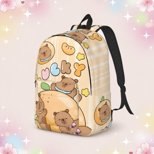 Un sac à dos kawaii capybaras sur fond rayé jaune avec de petits capybaras dessinés, des cœurs et des étoiles, sur un fond pastel décoré de fleurs.