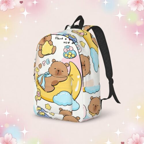 Un Sac à Dos Kawaii avec capybaras sur la lune blanc, décoré de petits capybaras mignons, de nuages et d’étoiles sur un fond pastel.