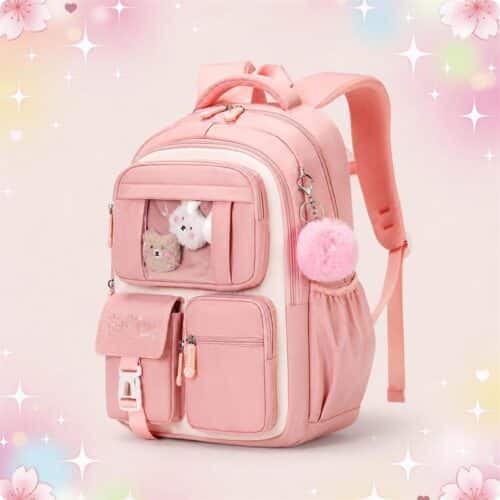 Un Sac à Dos Kawaii enfant disponible en plusieurs couleurs rose, avec poches et petit porte-clés pompon, sur un fond doux et étoilé.