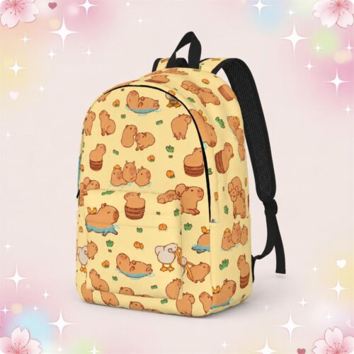 Un Sac à Dos Kawaii motif capybaras et canards jaune avec des petits capybaras et canards dessinés partout, sur un fond rose pastel tout doux.