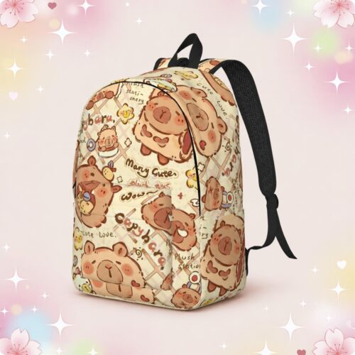 Un Sac à Dos Kawaii au motif de capybaras mignons beige avec de jolis dessins de petits capybaras, posé sur un fond rose pastel scintillant.