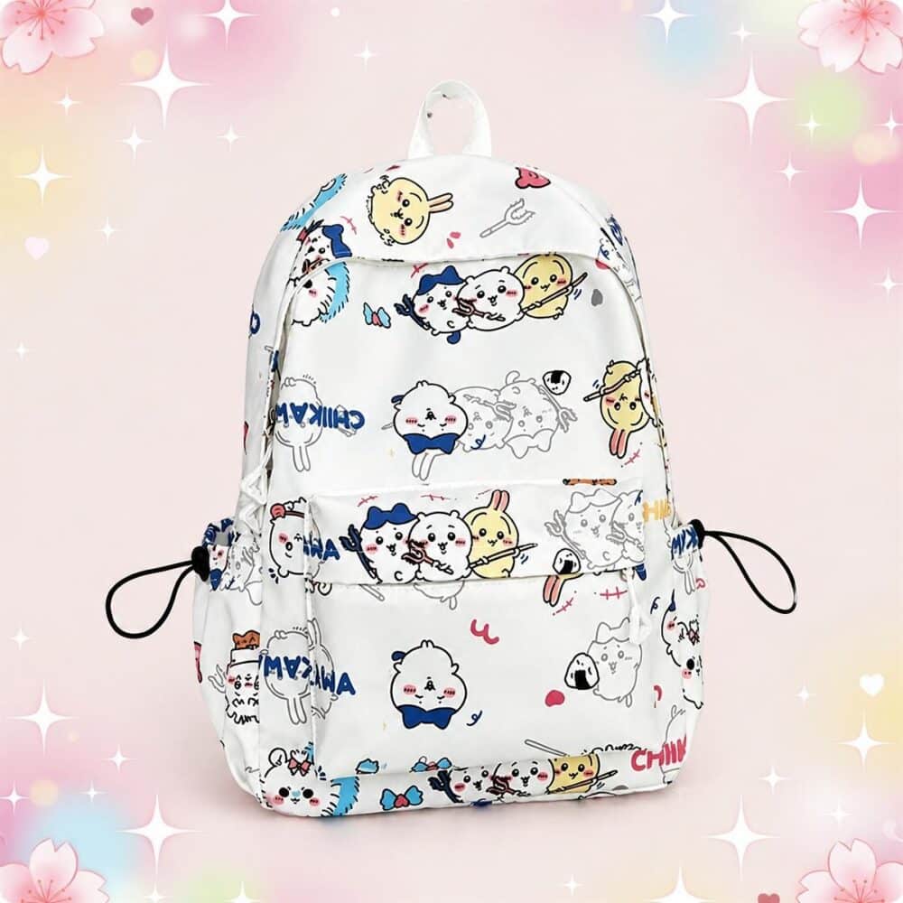 Un Sac à Dos Kawaii à motifs Chiikawa blanc, couvert de petits personnages mignons, avec une poche avant et des cordons sur les côtés, posé sur un fond rose doux.