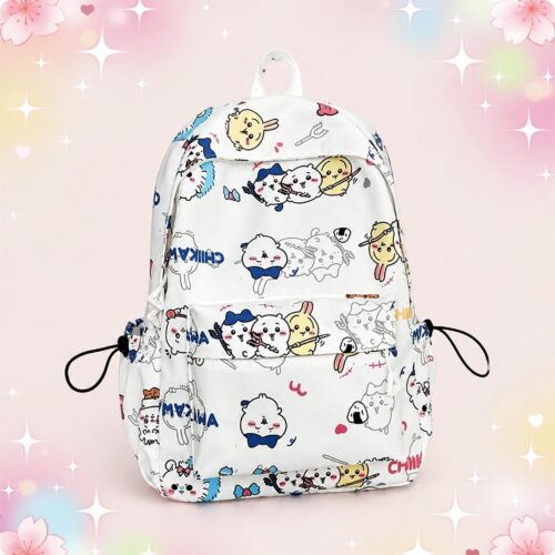 Un Sac à Dos Kawaii à motifs Chiikawa blanc, couvert de petits personnages mignons, avec une poche avant et des cordons sur les côtés, posé sur un fond rose doux.