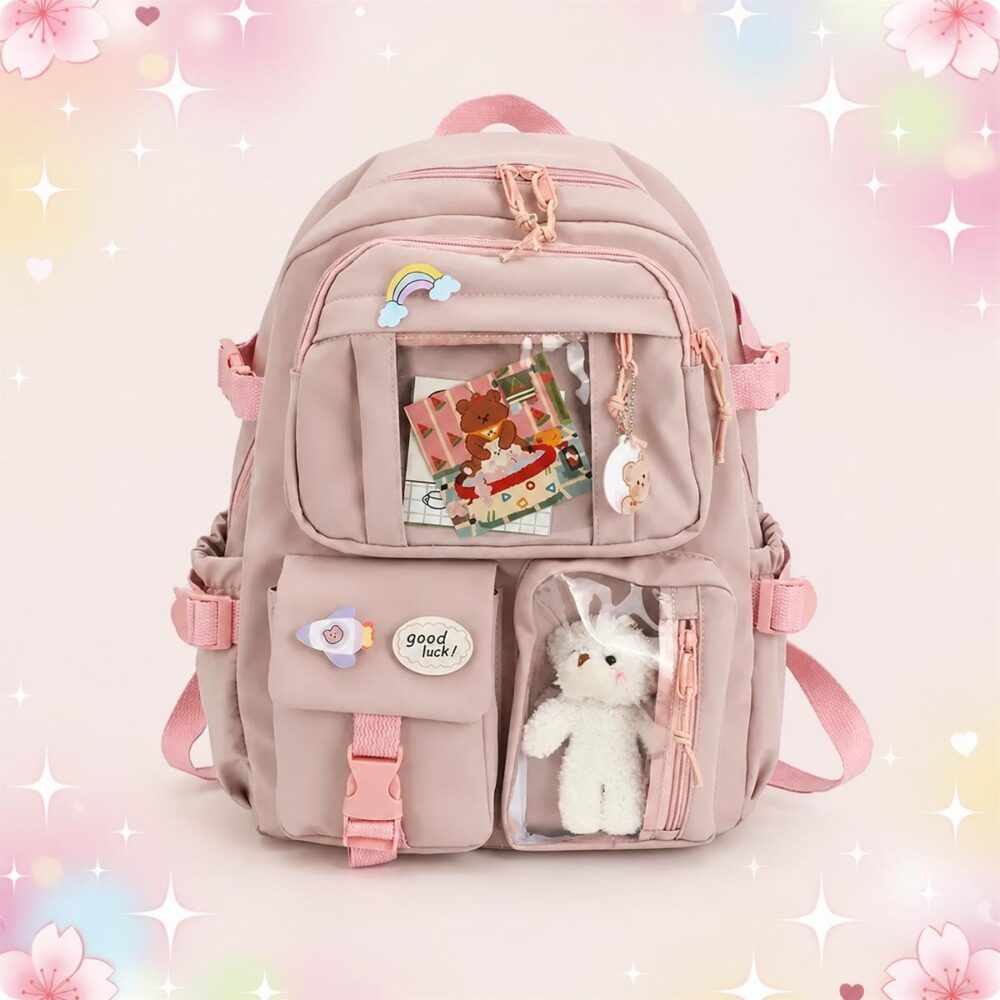 Un sac à dos kawaii multipoches à fenêtre transparente rose, avec plusieurs poches, des petits pendentifs et une peluche visible dans la poche avant, sur un fond doux décoré de cœurs et d’étoiles.