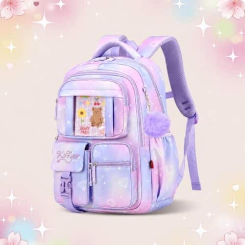 Un Sac à Dos Kawaii violet ou bleu à porter au quotidien, avec plusieurs poches, un petit pompon et un motif mignon, sur fond pastel brillant.
