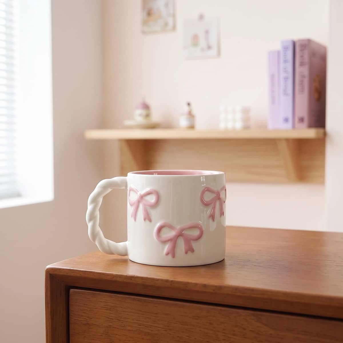 Tasse kawaii à noeuds roses et anse torsadée – Image 2