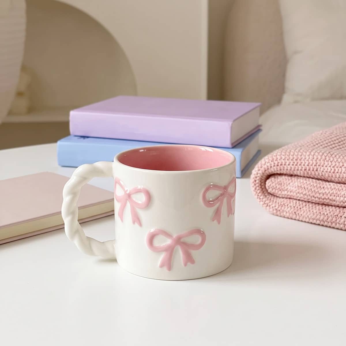 Tasse kawaii à noeuds roses et anse torsadée – Image 3