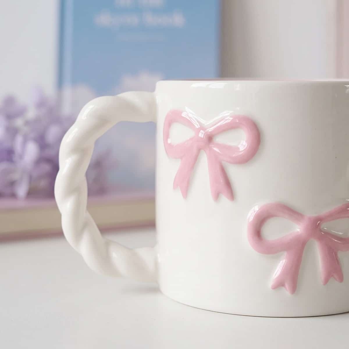 Tasse kawaii à noeuds roses et anse torsadée – Image 4