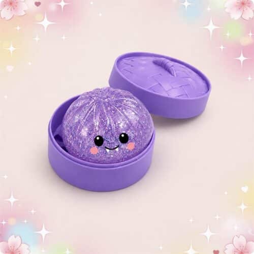 Un mochi squishy Halloween boulette violette pailletée et rieuse dans sa boîte violette, sur un fond pastel avec des étoiles et des fleurs.