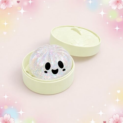 Un mochi squishy Halloween fantôme blanc irisé au sourire discret dans sa boîte ronde beige sur fond pastel scintillant.