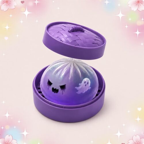 Un mochi squishy Halloween fantôme violet au regard fâché dans une boîte ronde violette, avec un petit fantôme blanc sur le côté, sur fond pastel brillant.