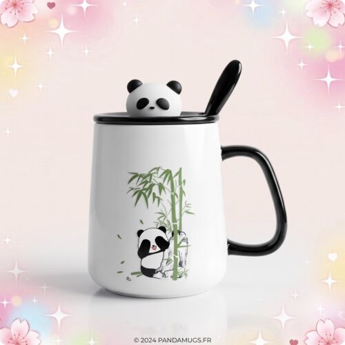 Un mug kawaii panda mignon avec couvercle blanc et noir, décoré d’un petit panda et de bambous, avec une cuillère et un couvercle en forme de tête de panda sur fond rose scintillant.