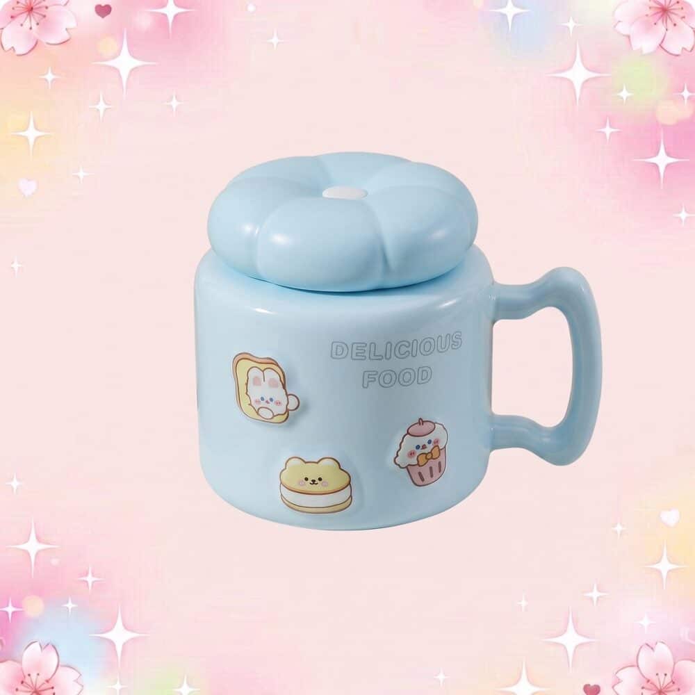 Un mug kawaii pastel delicious food bleu avec couvercle fleur, décoré de petits dessins de nourriture mignons, sur un fond rose pastel scintillant.