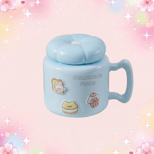 Un mug kawaii pastel delicious food bleu avec couvercle fleur, décoré de petits dessins de nourriture mignons, sur un fond rose pastel scintillant.